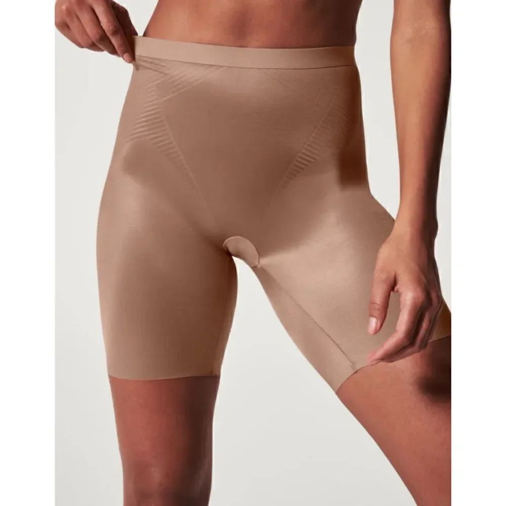 Spanx ULTRA-THIN AND BREATHABLE SUPPORT
Invisible Shaping Mid-Thigh Short Sz M